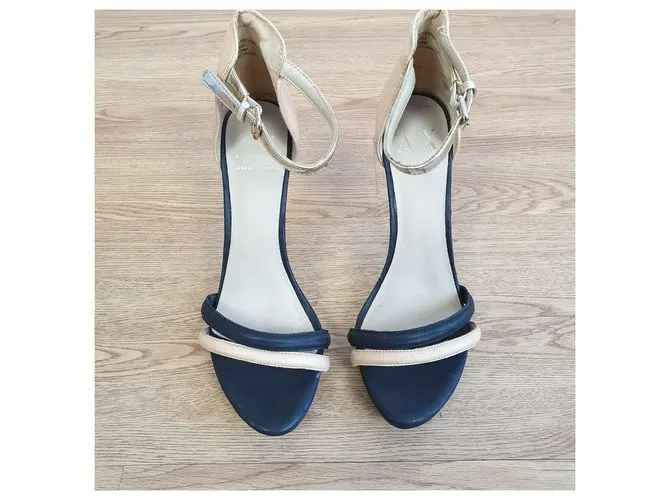 Armani Exchange Sandalias negras y nude con tira al tobillo Castaño Negro Metálico 