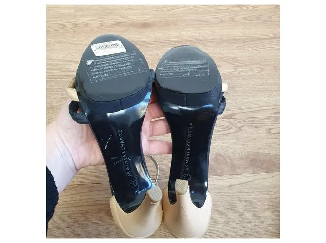 Armani Exchange Sandalias negras y nude con tira al tobillo Castaño Negro Metálico 