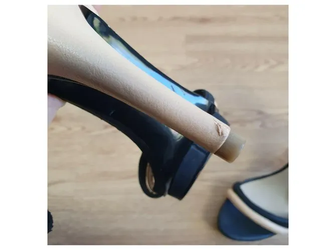 Armani Exchange Sandalias negras y nude con tira al tobillo Castaño Negro Metálico 