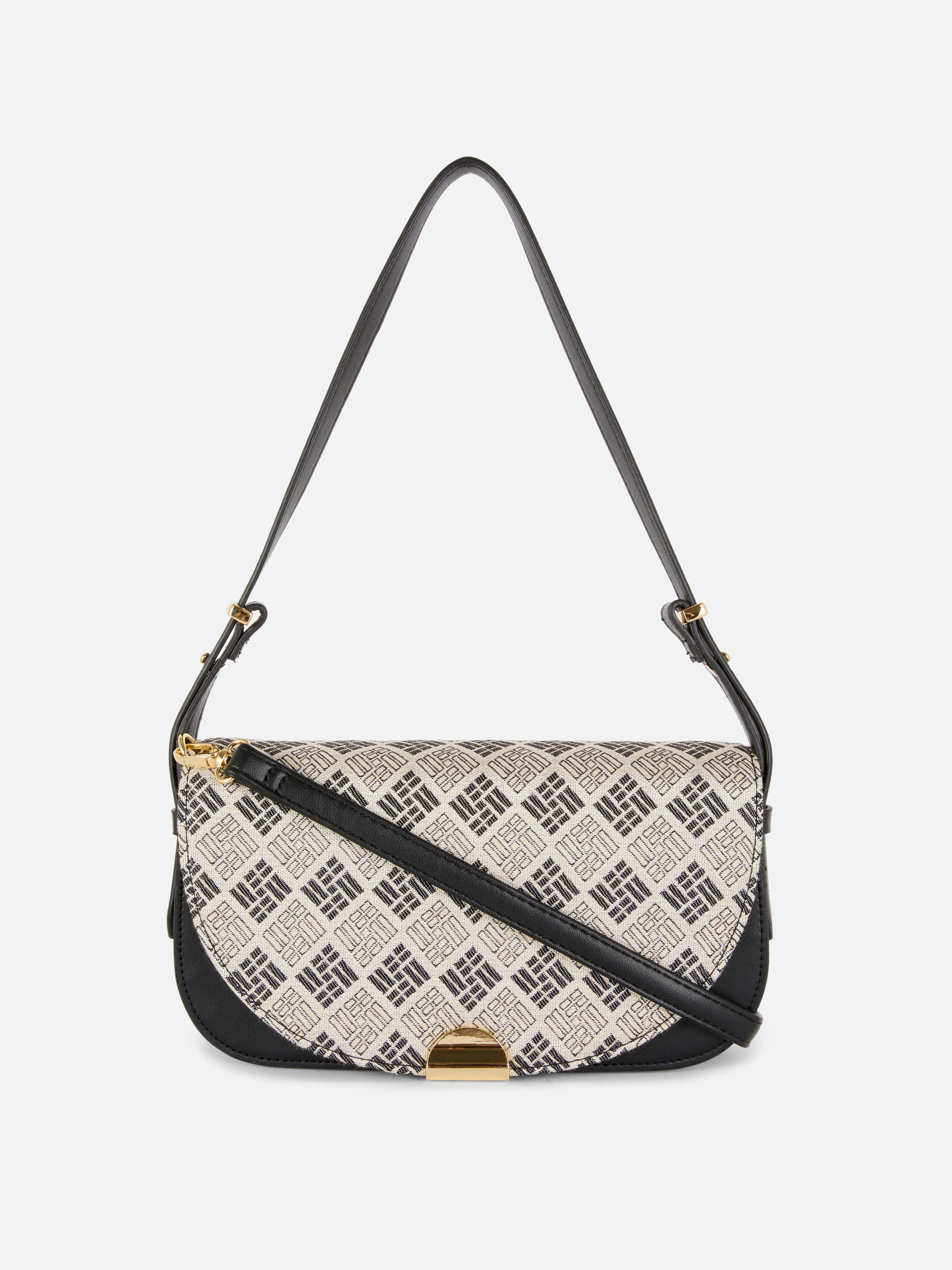 Bandolera con solapa y monogramas