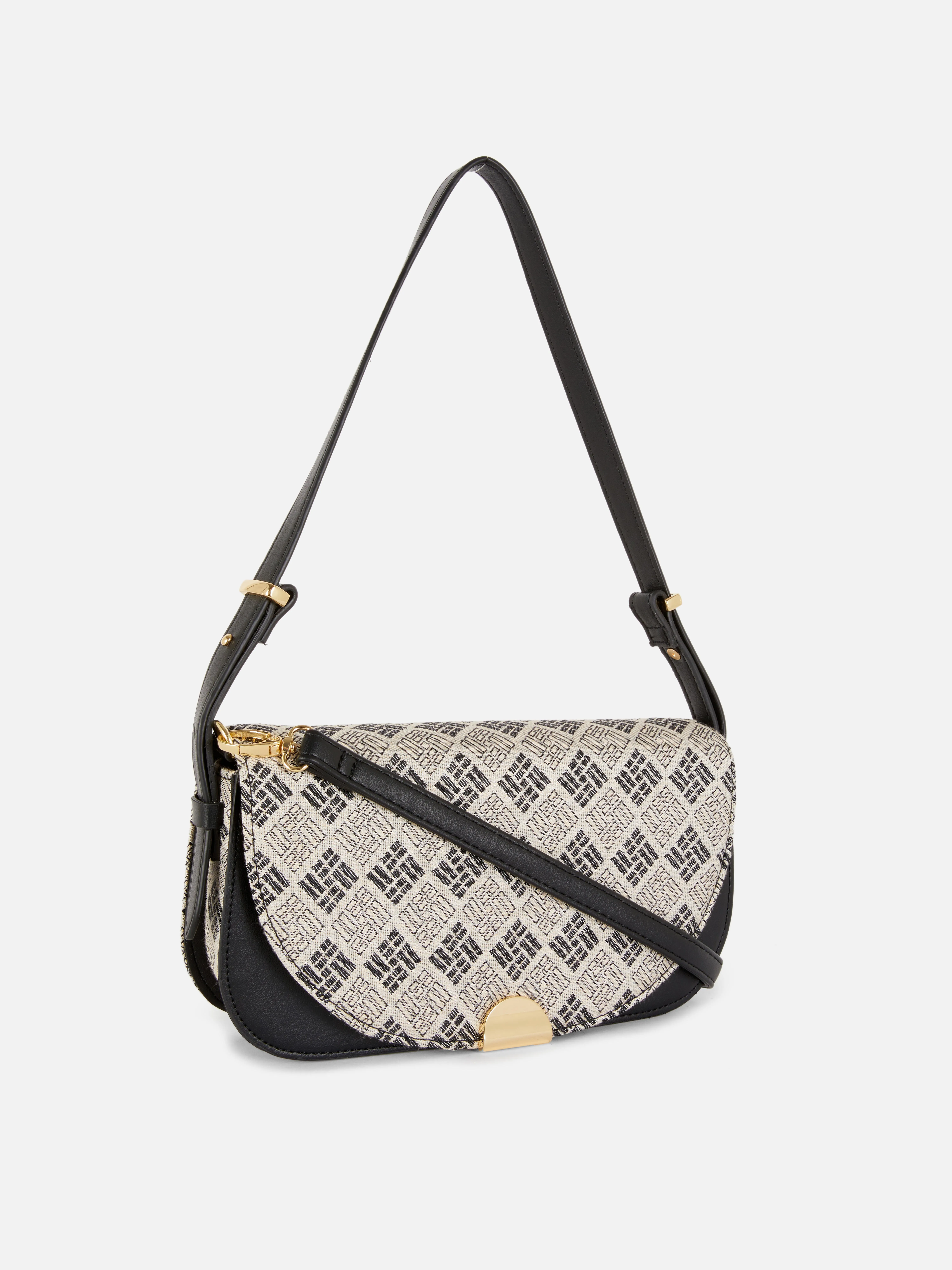 Bandolera con solapa y monogramas
