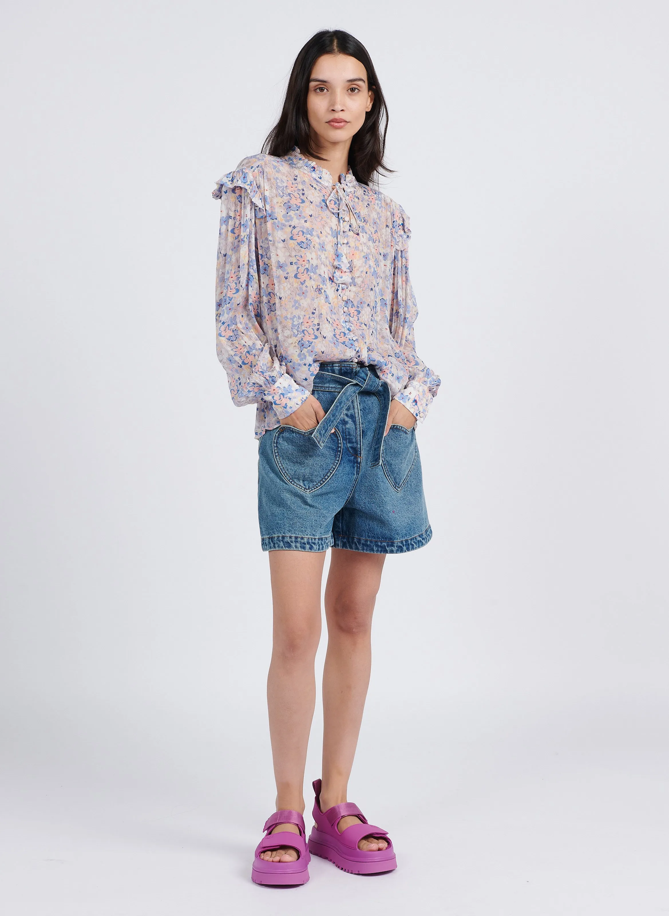BERENICE CHISCA  CAMISA RECTA CON CUELLO VICTORIANO Y ESTAMPADO EN MULTICOLOR