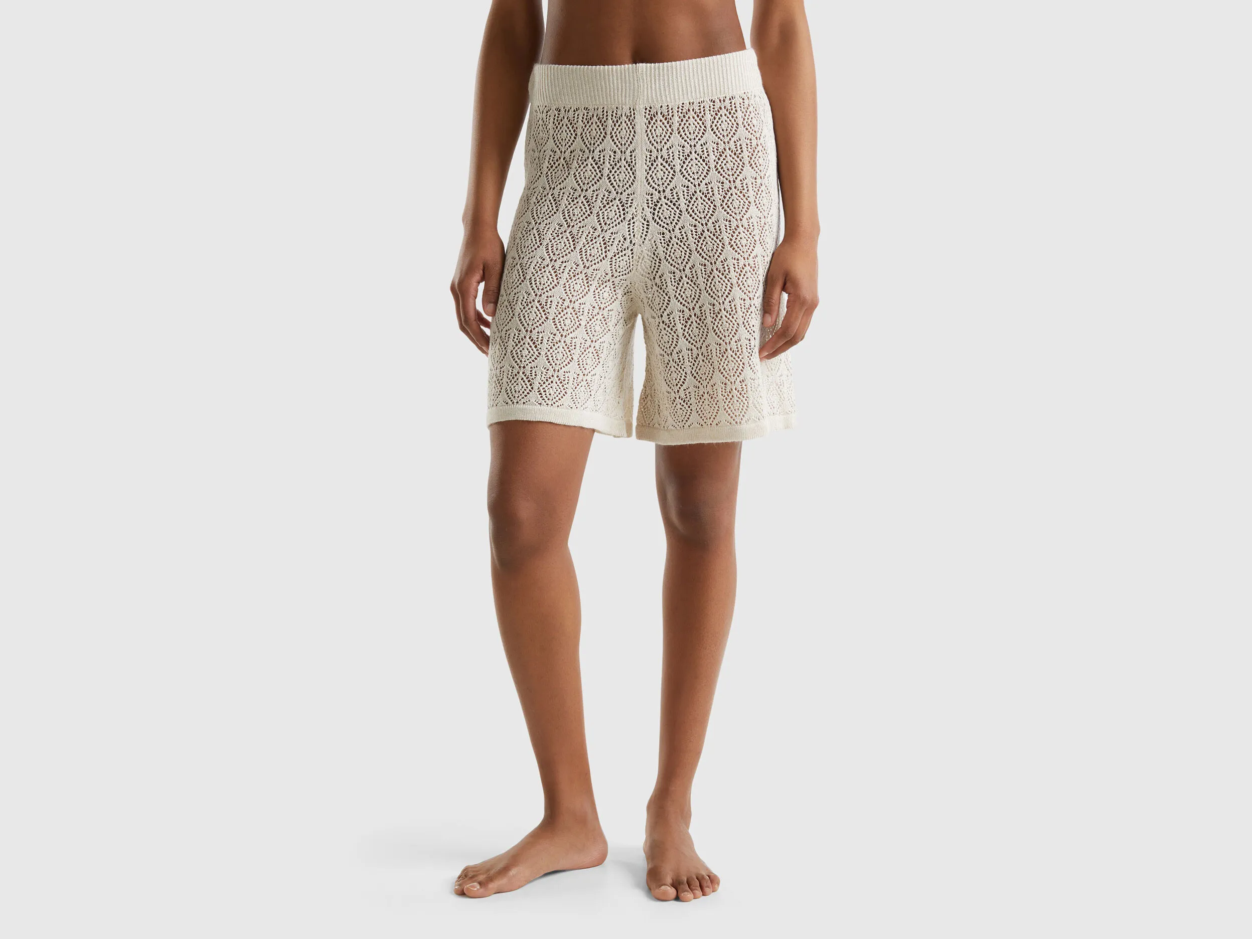 Bermudas perforadas de lino mixto