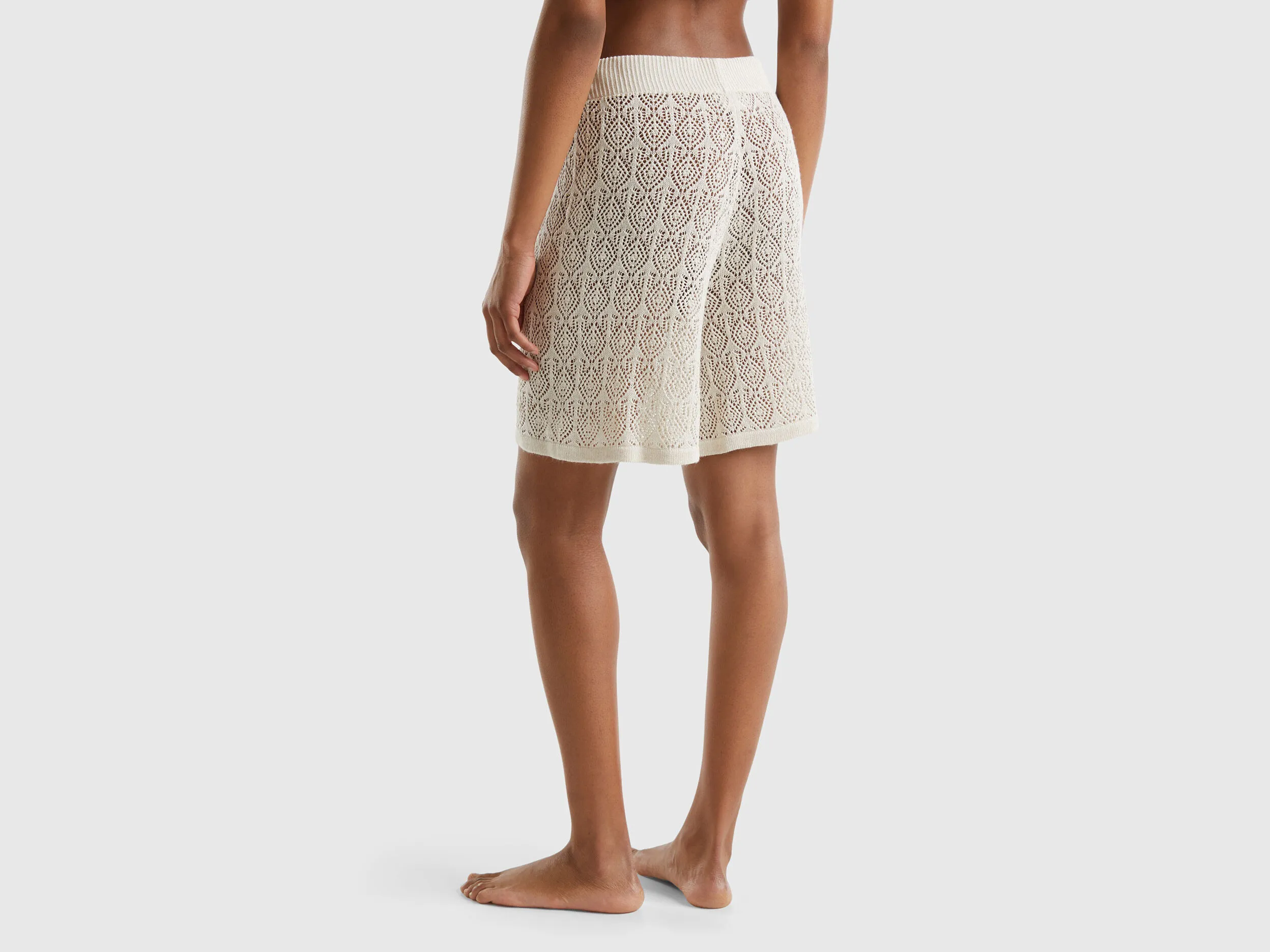 Bermudas perforadas de lino mixto