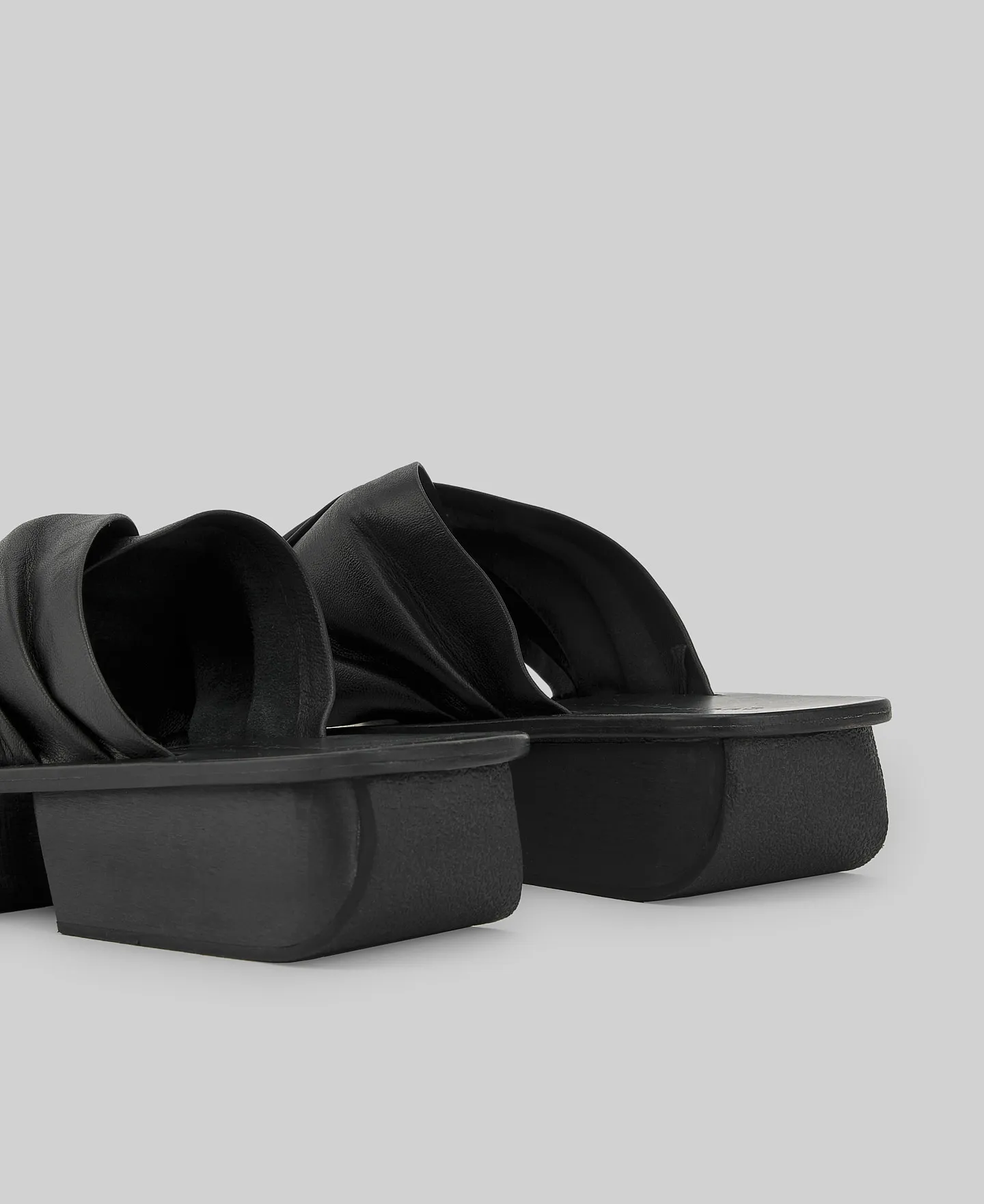 Black platform sandal woman