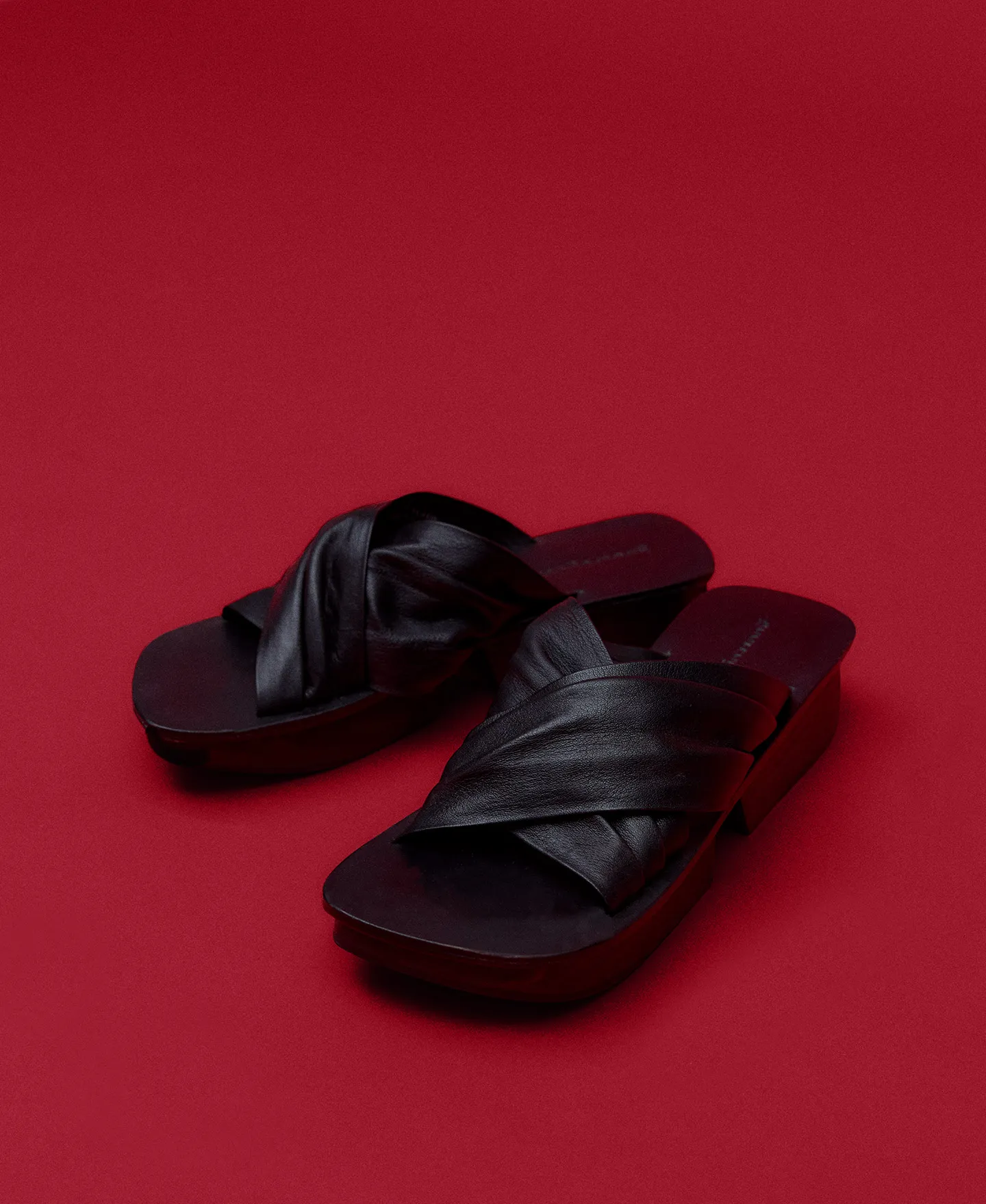 Black platform sandal woman