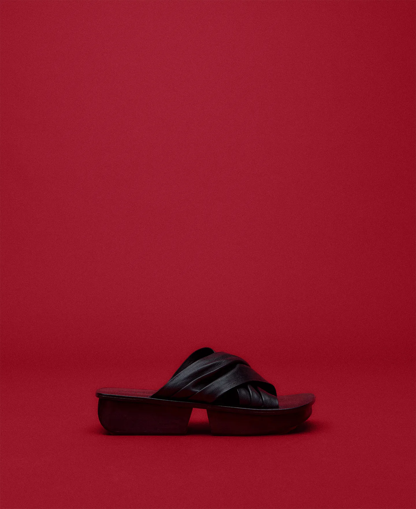 Black platform sandal woman