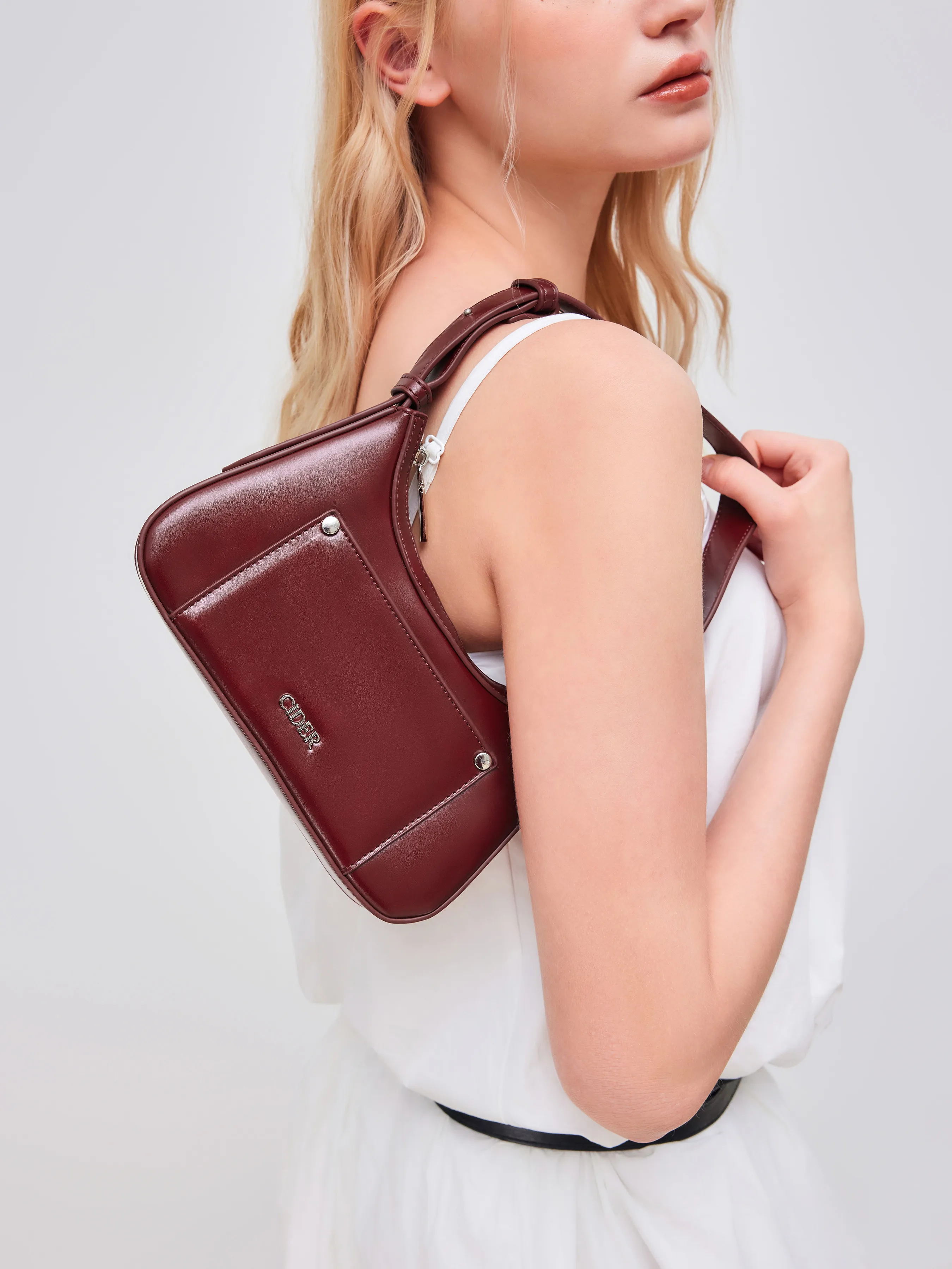 Bolso de mano de cuero sintético