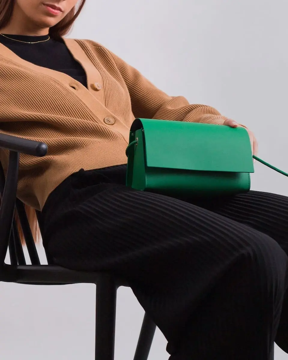 Bolso minimalista de cuero reciclado