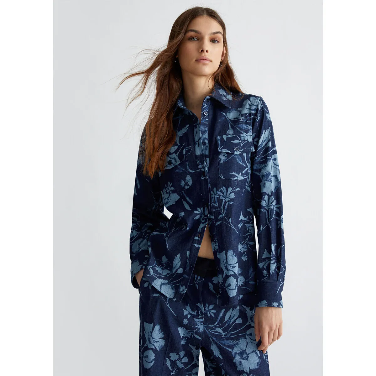 Camisa vaquera con estampado floral