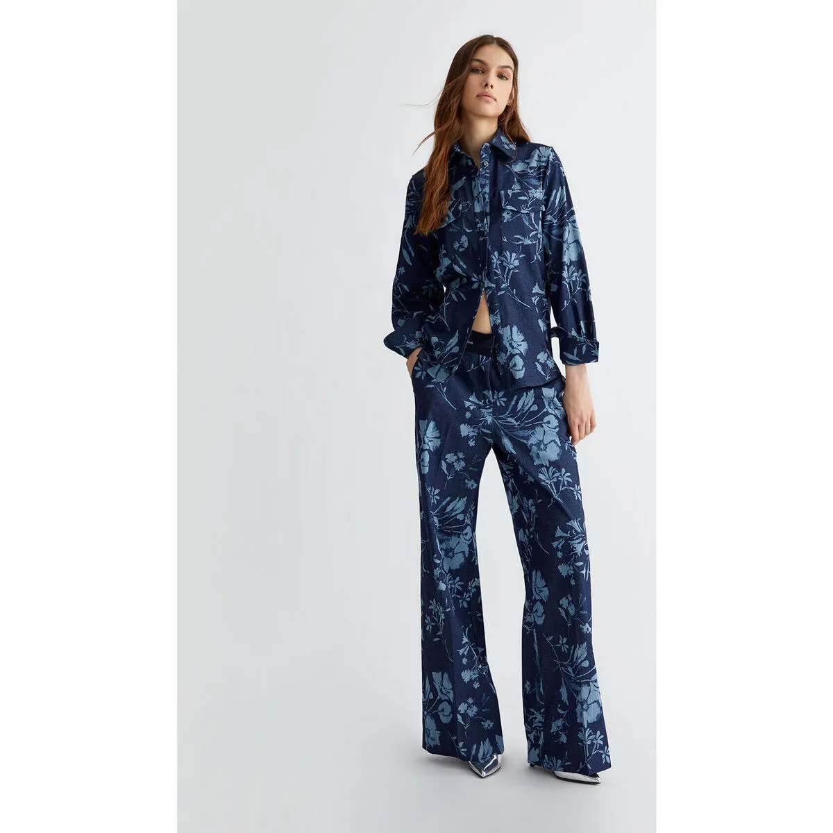 Camisa vaquera con estampado floral