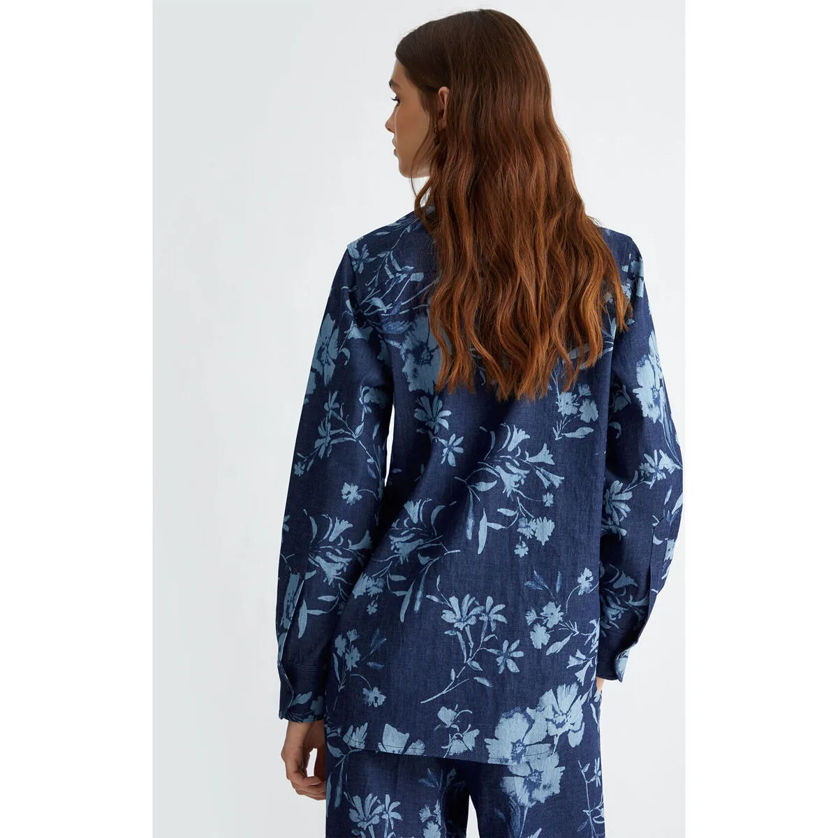 Camisa vaquera con estampado floral