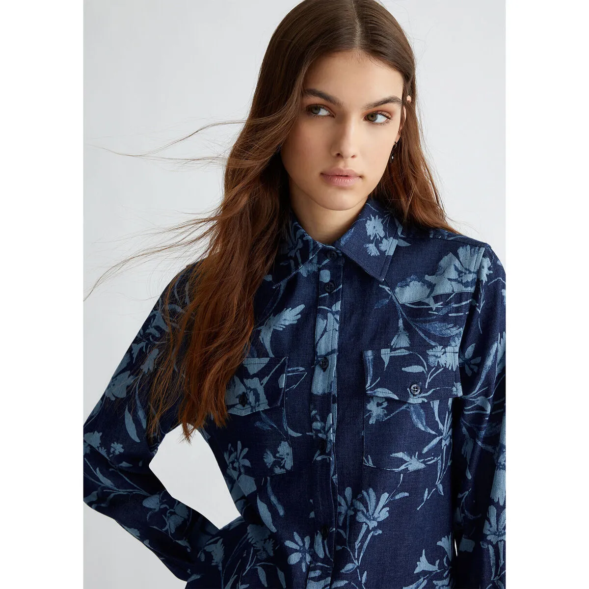 Camisa vaquera con estampado floral