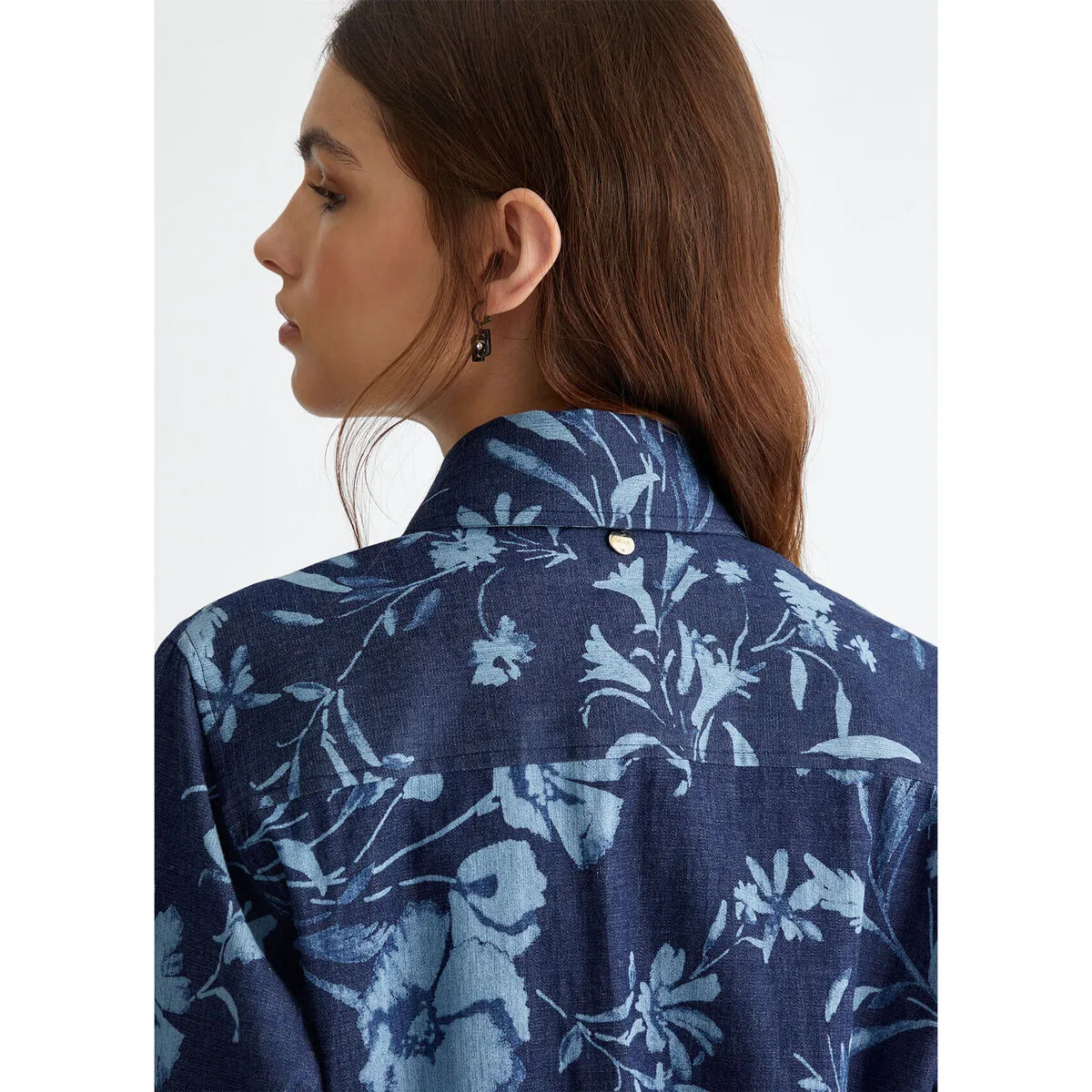Camisa vaquera con estampado floral