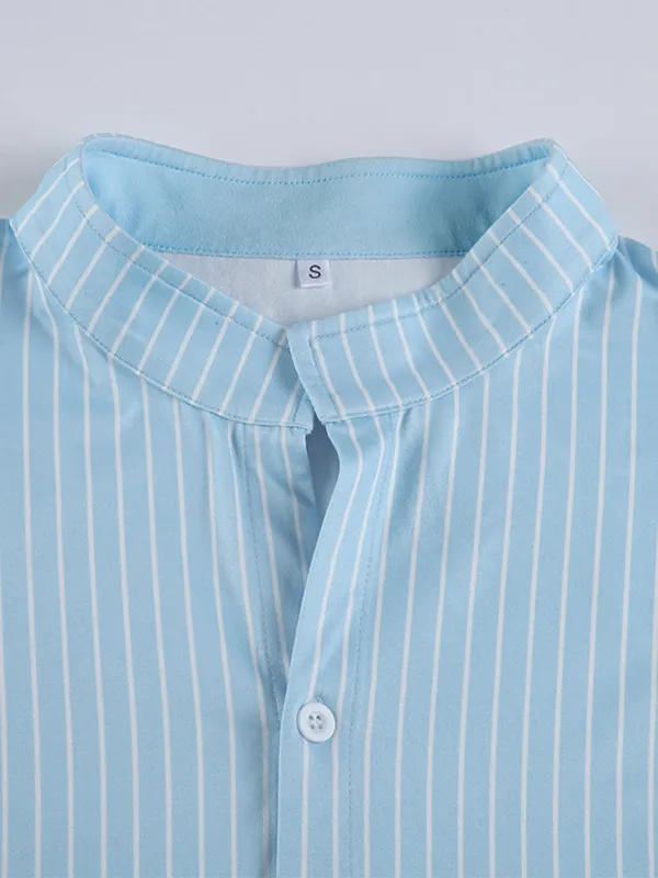 Camisas de manga corta ajustadas a rayas azules y blancas
