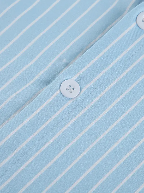 Camisas de manga corta ajustadas a rayas azules y blancas
