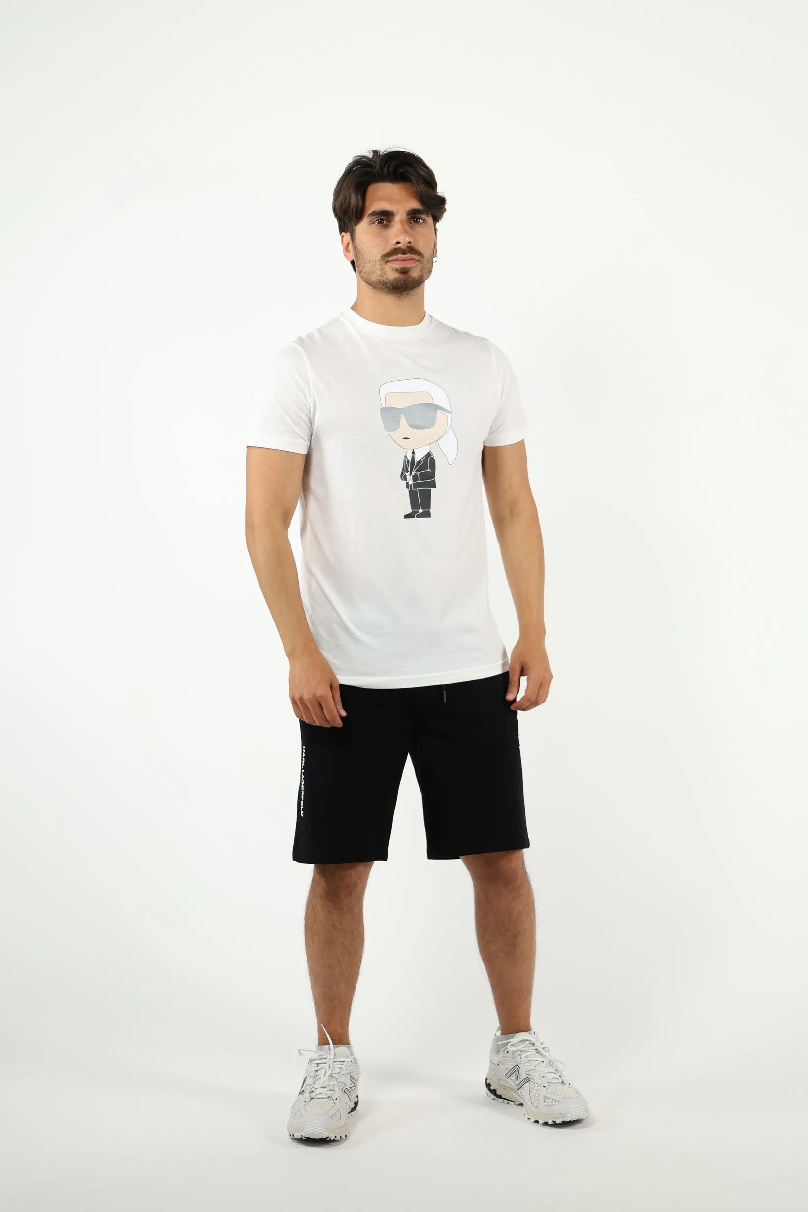 Camiseta blanca de cuello redondo con maxilogo 
