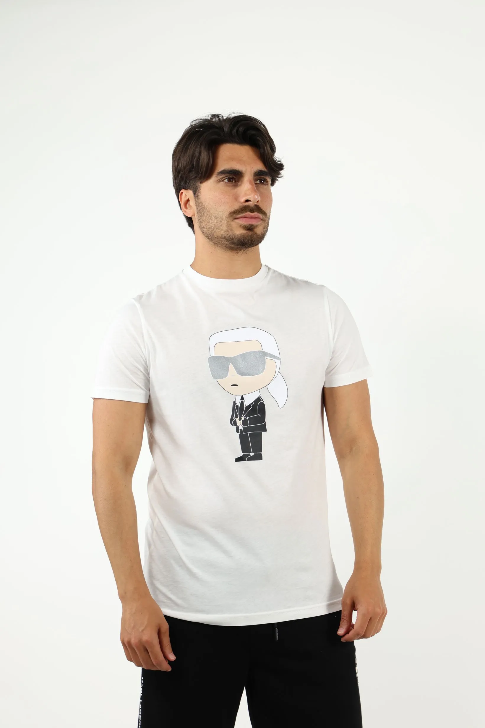 Camiseta blanca de cuello redondo con maxilogo 