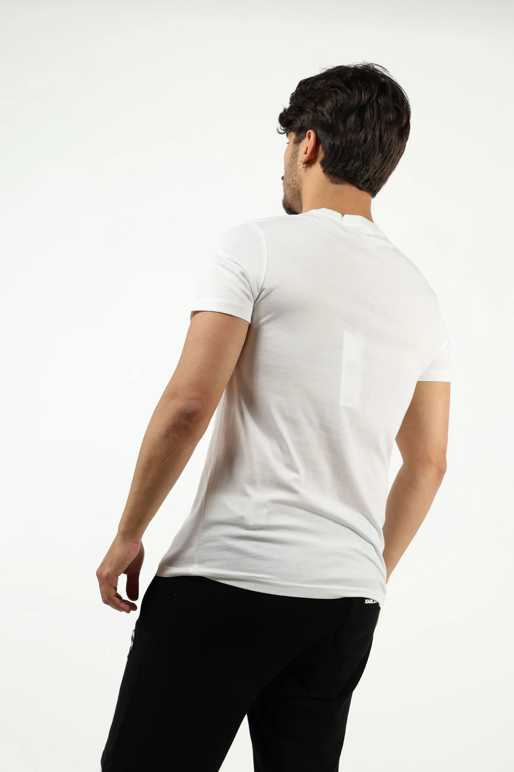 Camiseta blanca de cuello redondo con maxilogo 