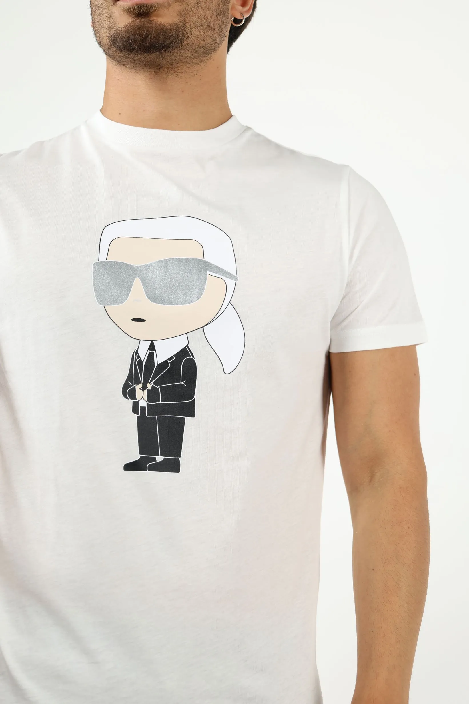 Camiseta blanca de cuello redondo con maxilogo 
