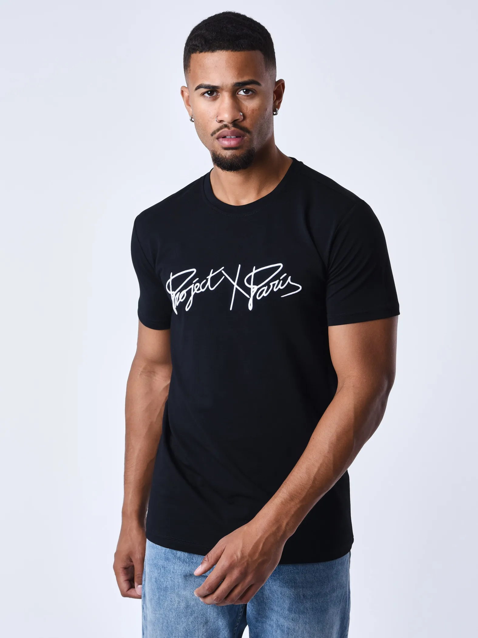 Camiseta básica con logotipo bordado