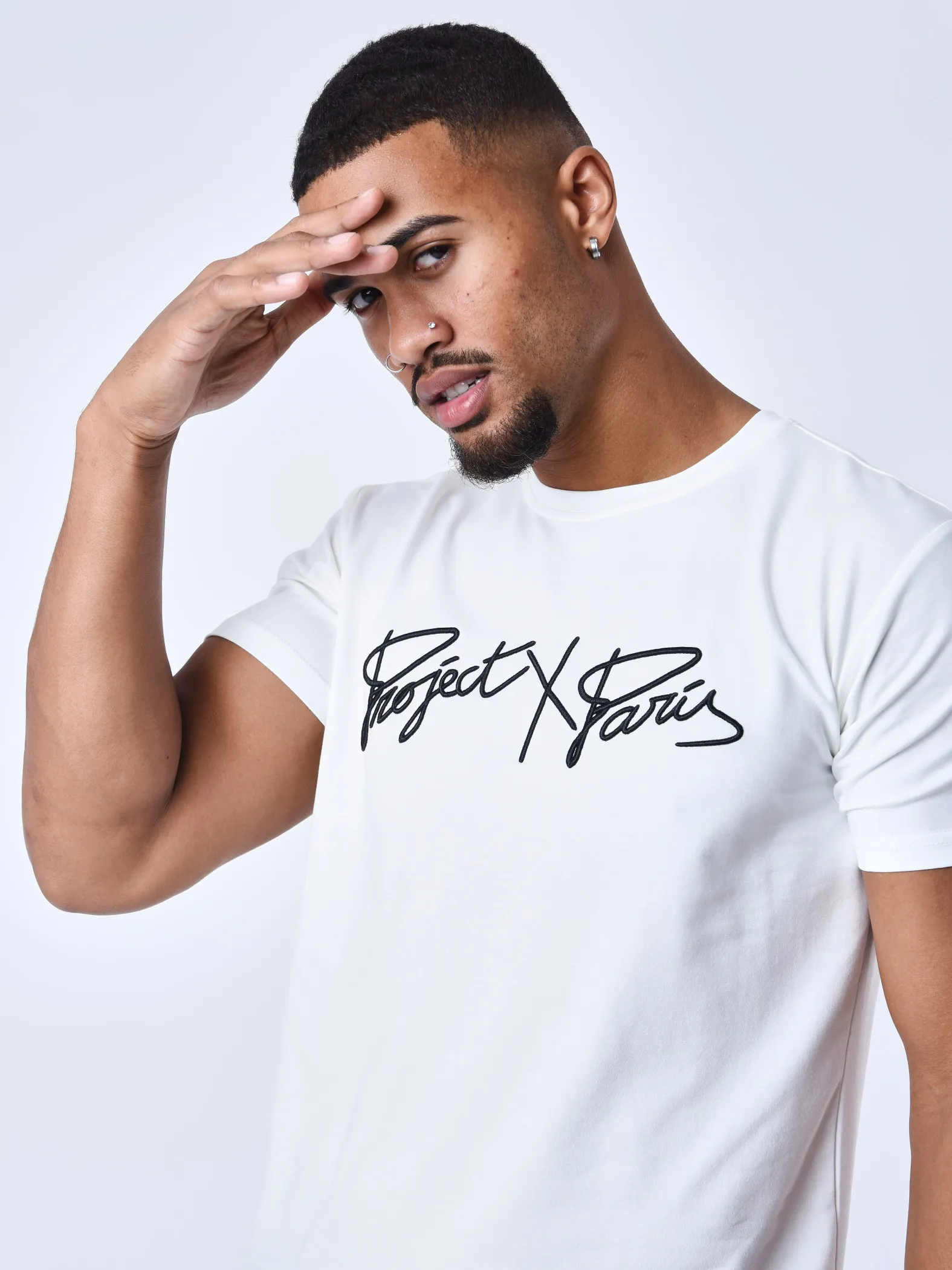 Camiseta básica con logotipo bordado