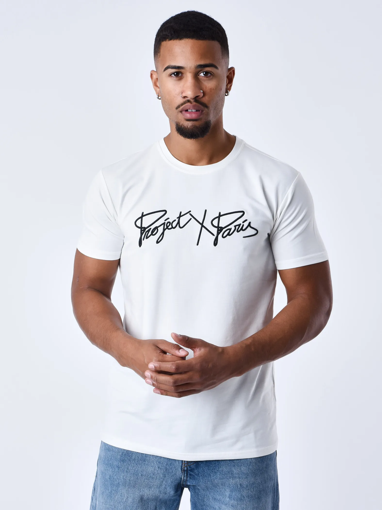 Camiseta básica con logotipo bordado