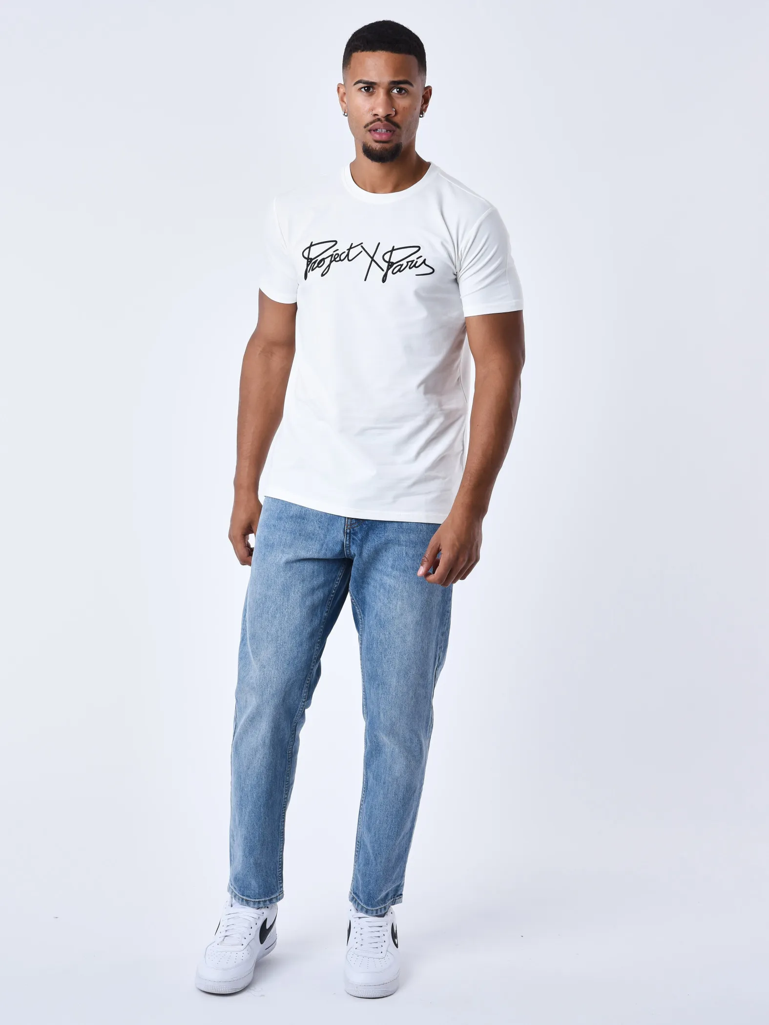 Camiseta básica con logotipo bordado