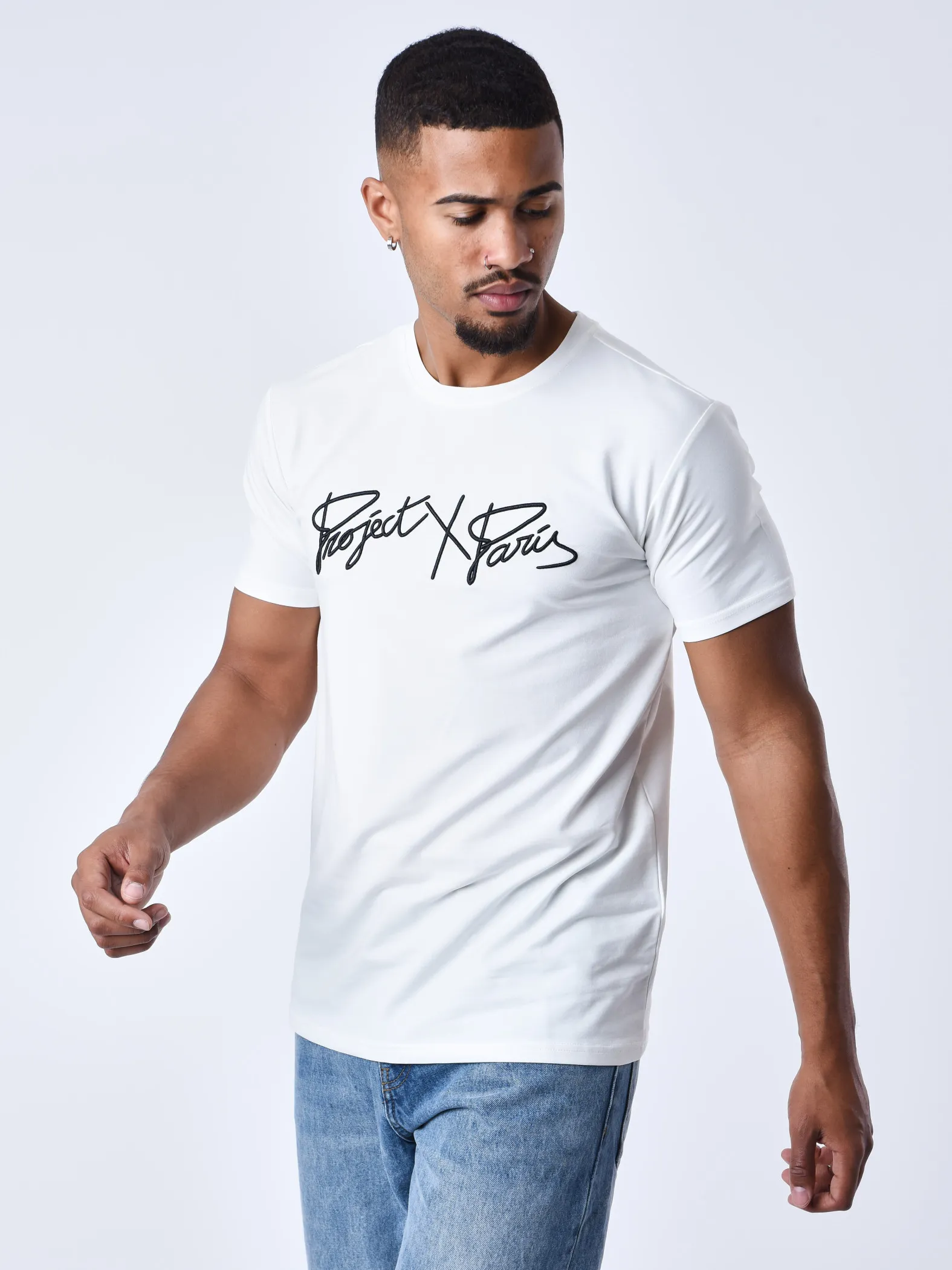 Camiseta básica con logotipo bordado