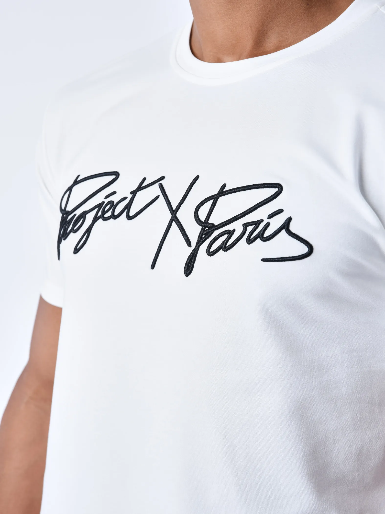 Camiseta básica con logotipo bordado