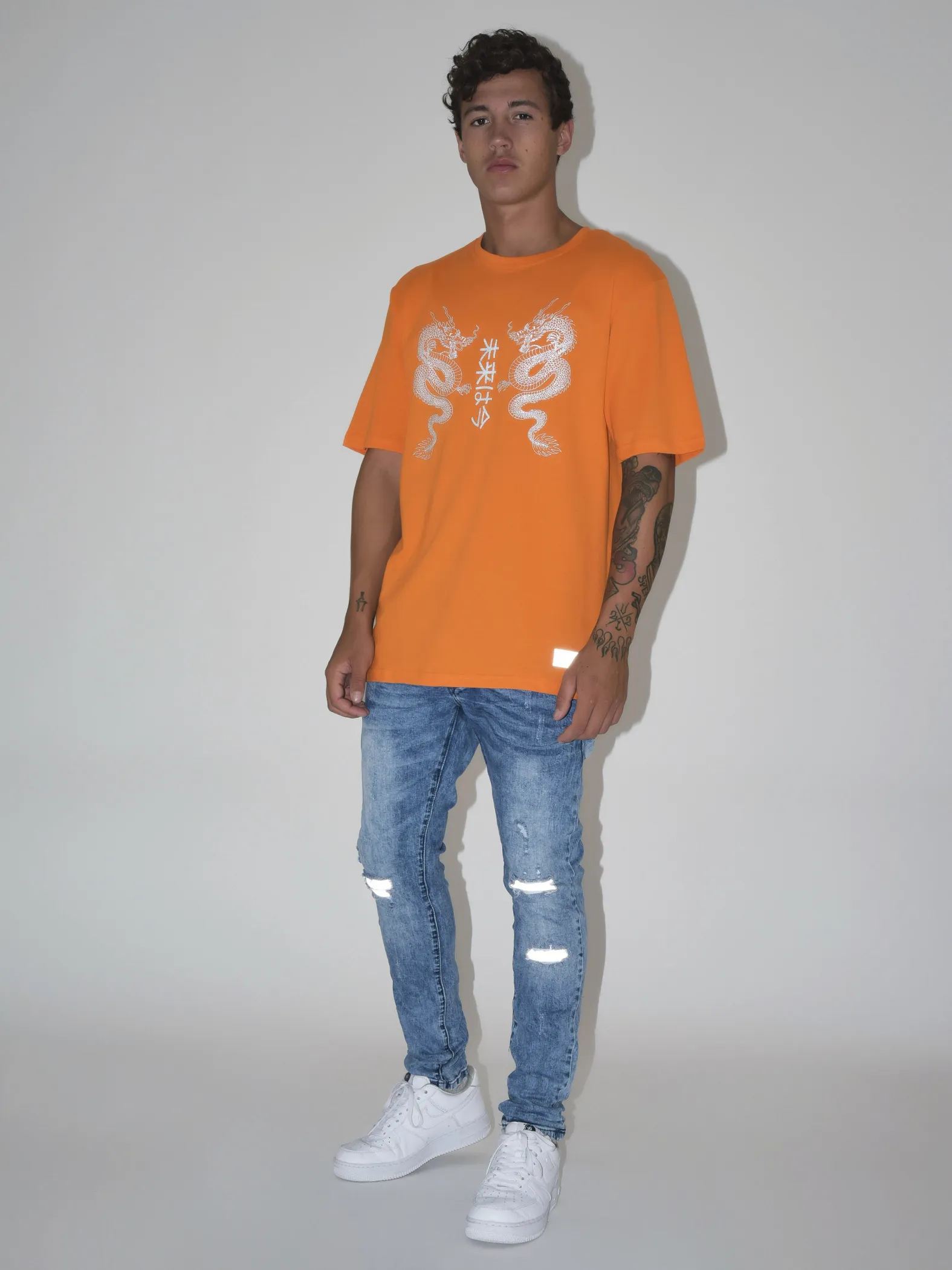 Camiseta con diseño de dragones