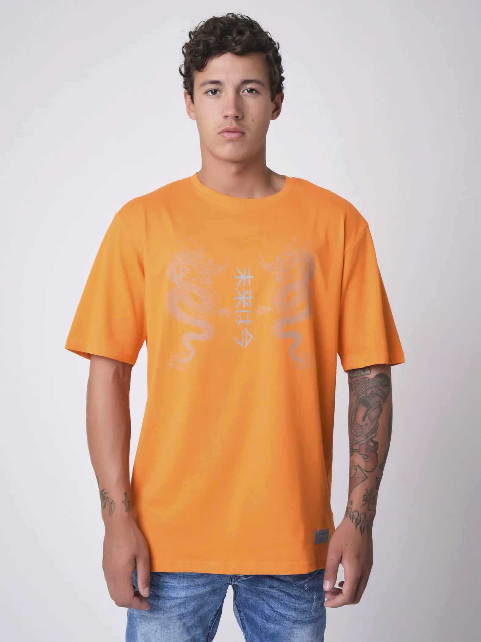 Camiseta con diseño de dragones