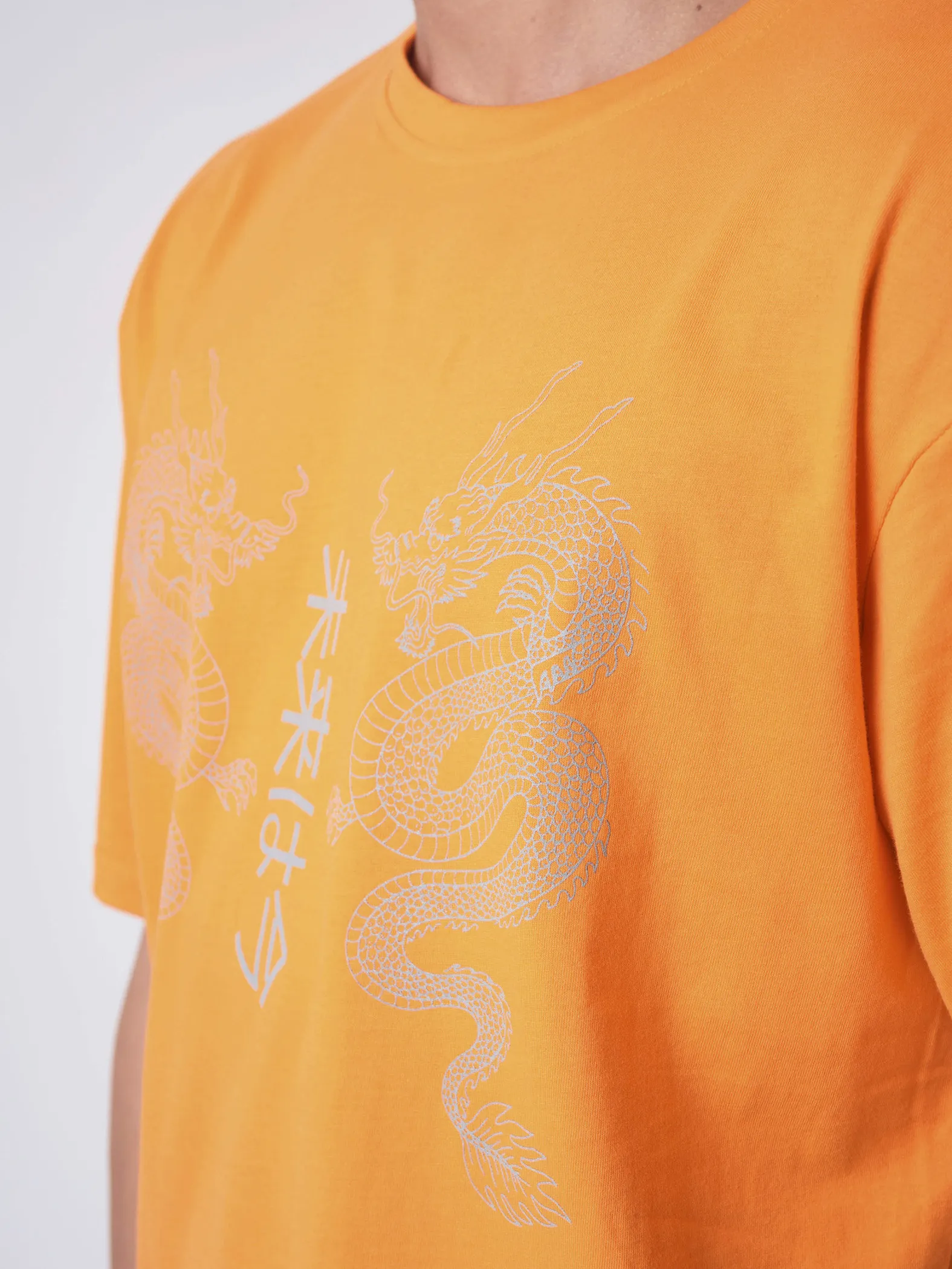 Camiseta con diseño de dragones