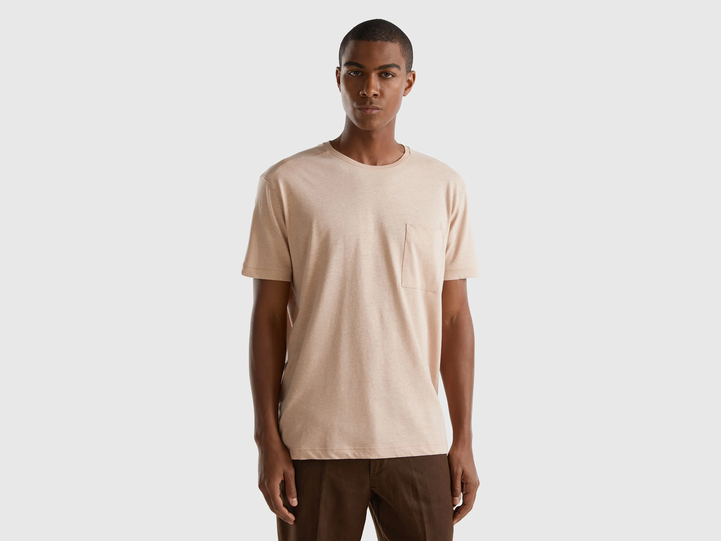Camiseta de lino mixto con bolsillo