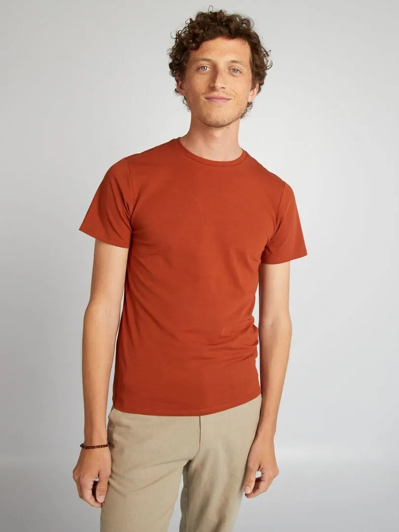 CAMISETA LISA  MUSCLE FIT  MARRON