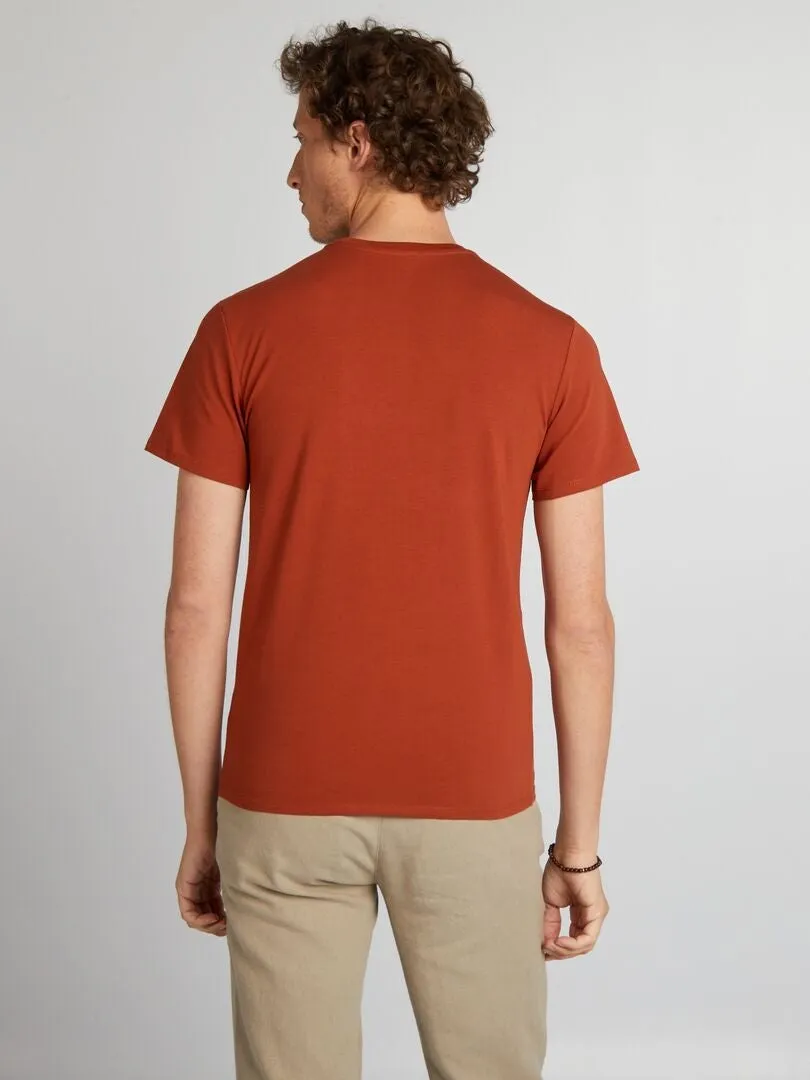 CAMISETA LISA  MUSCLE FIT  MARRON