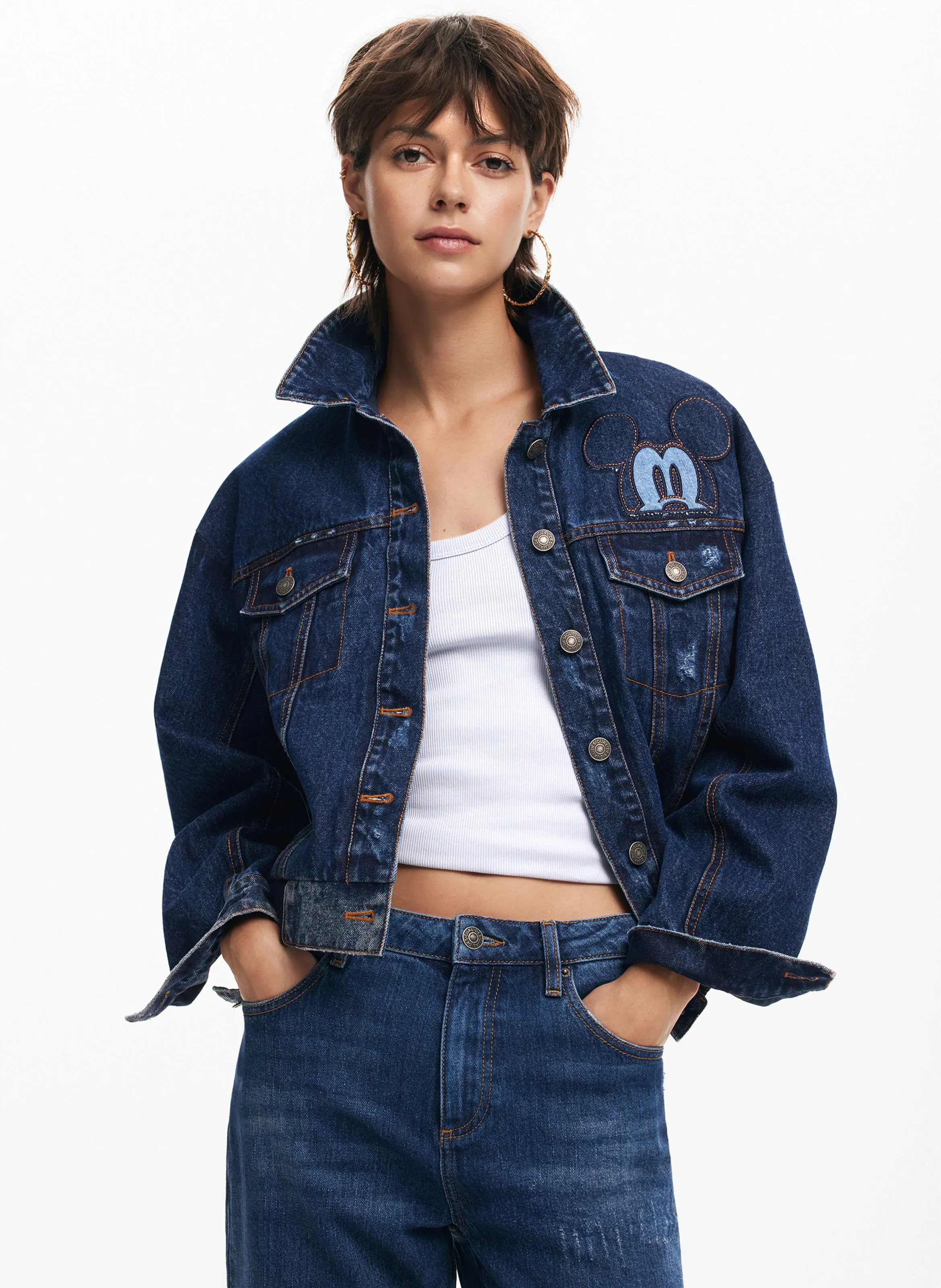 Chaqueta de mezclilla de algodón con cuello clásico. en azul