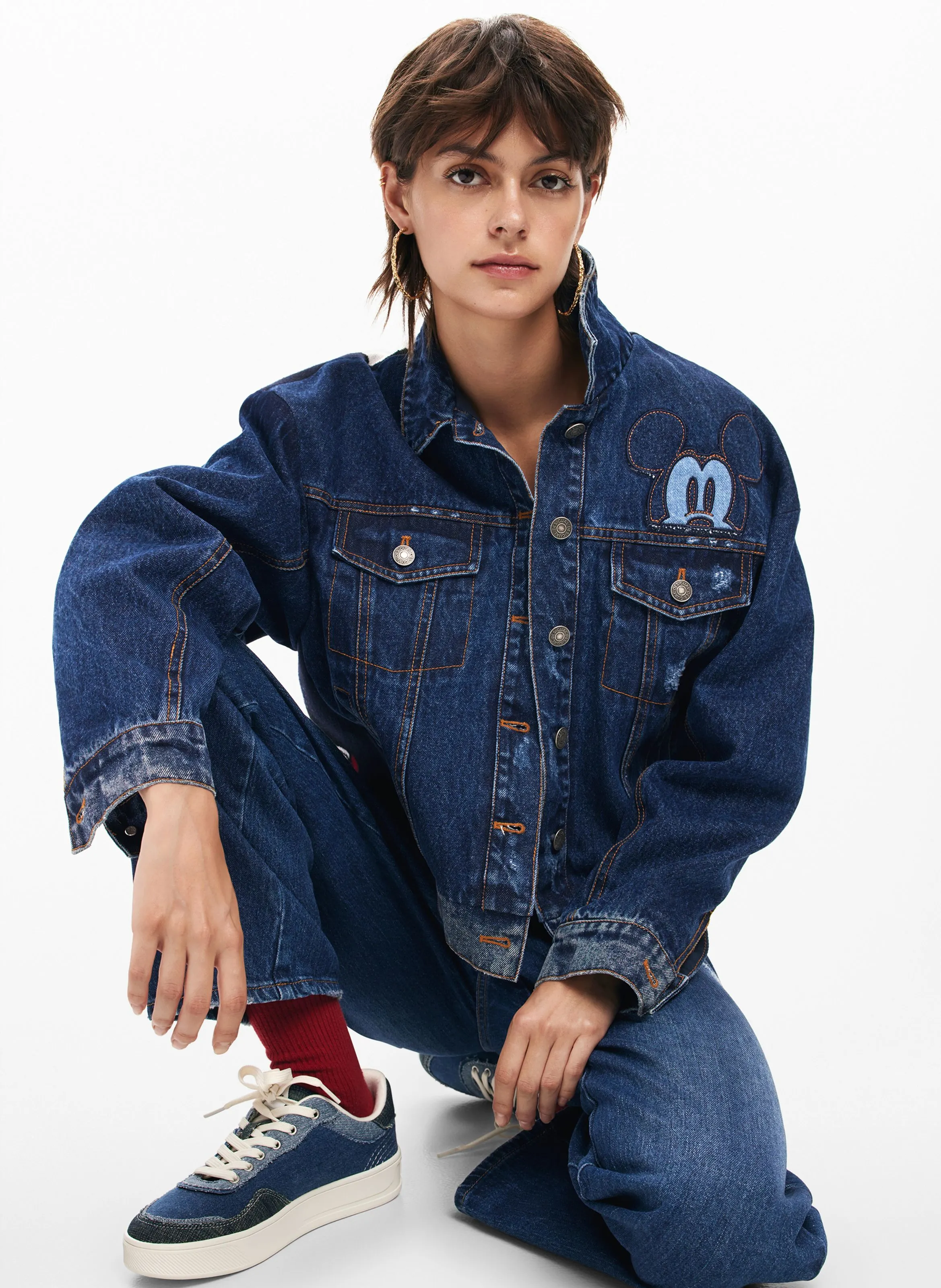 Chaqueta de mezclilla de algodón con cuello clásico. en azul