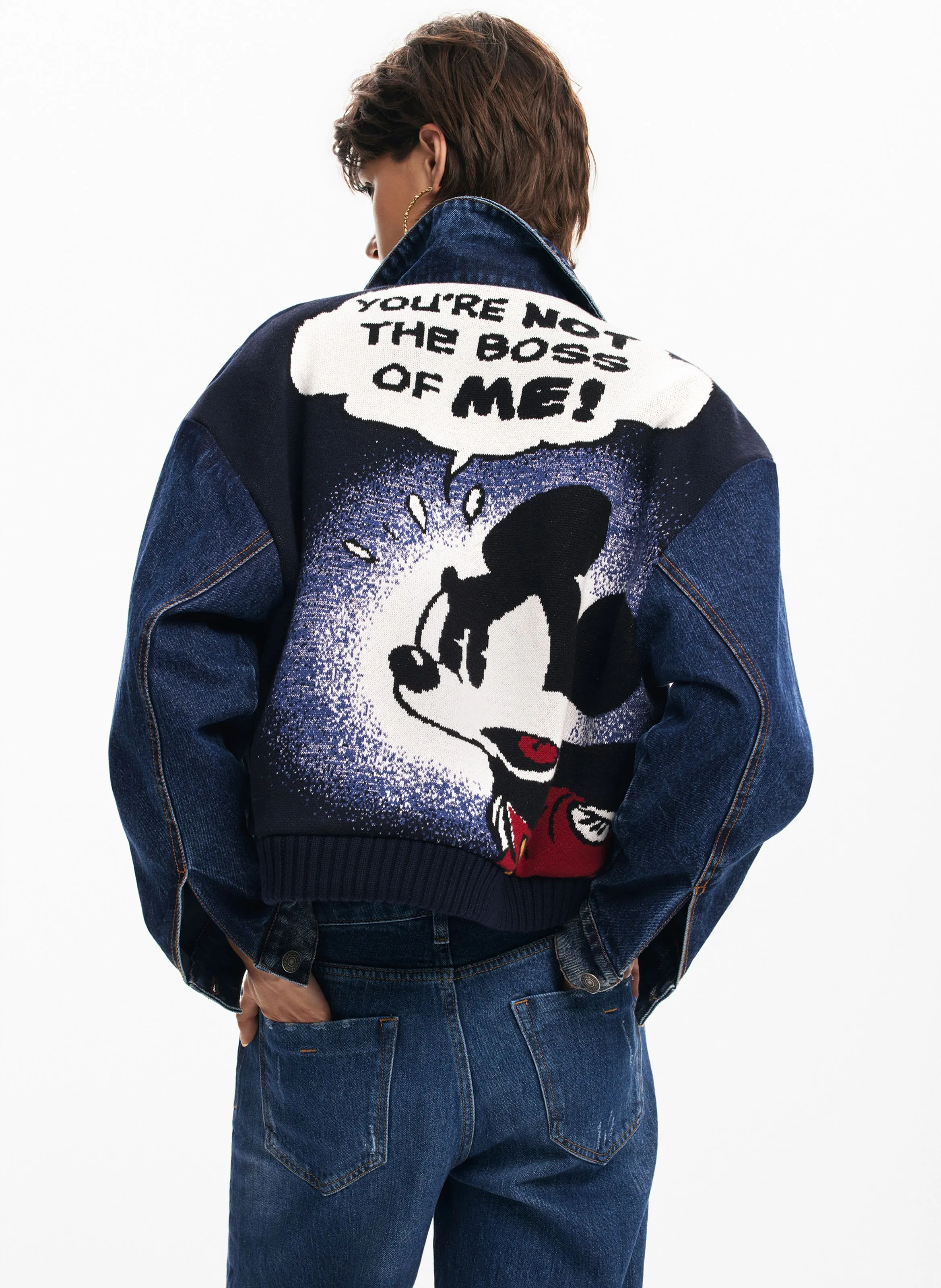 Chaqueta de mezclilla de algodón con cuello clásico. en azul