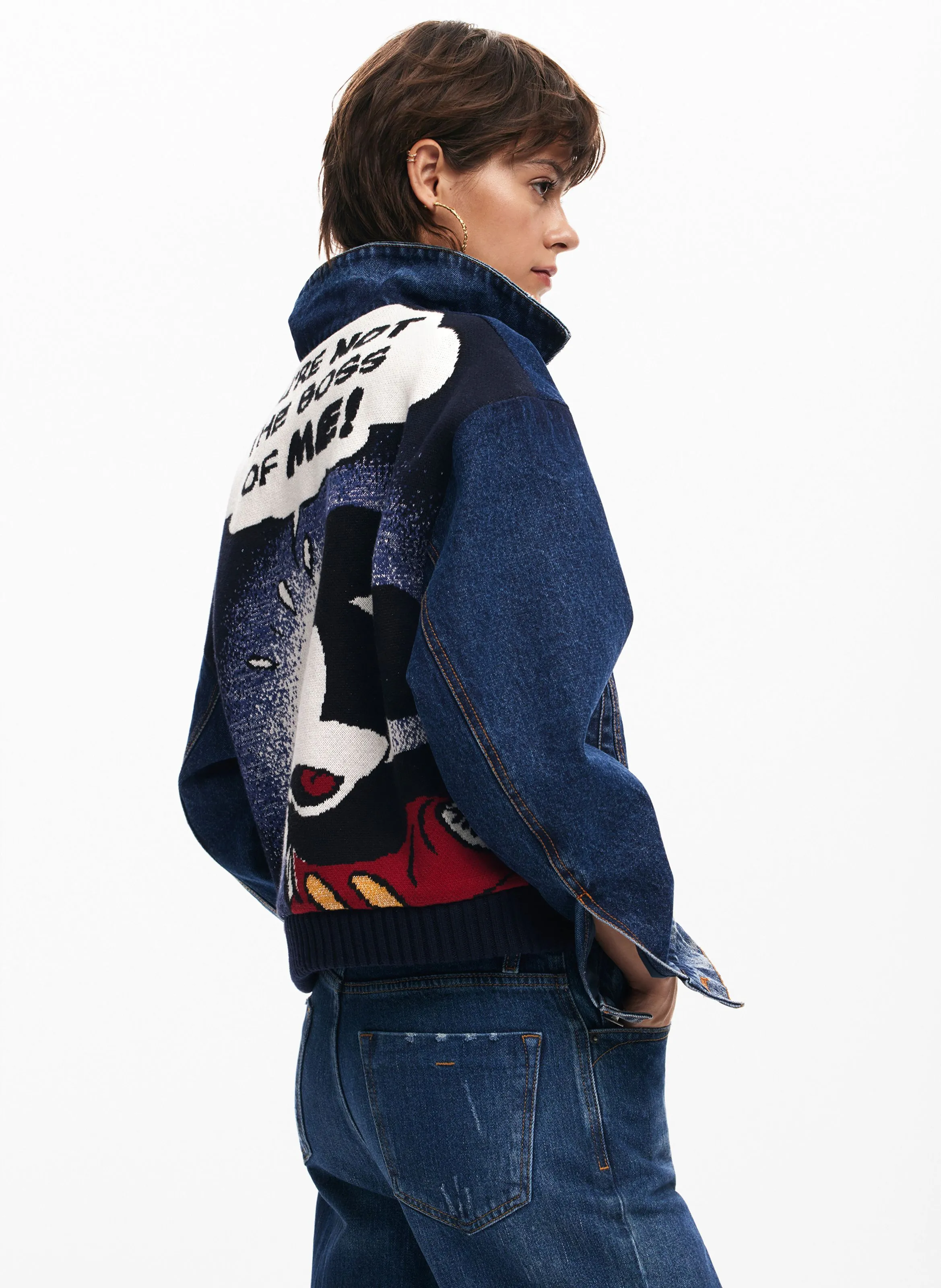 Chaqueta de mezclilla de algodón con cuello clásico. en azul