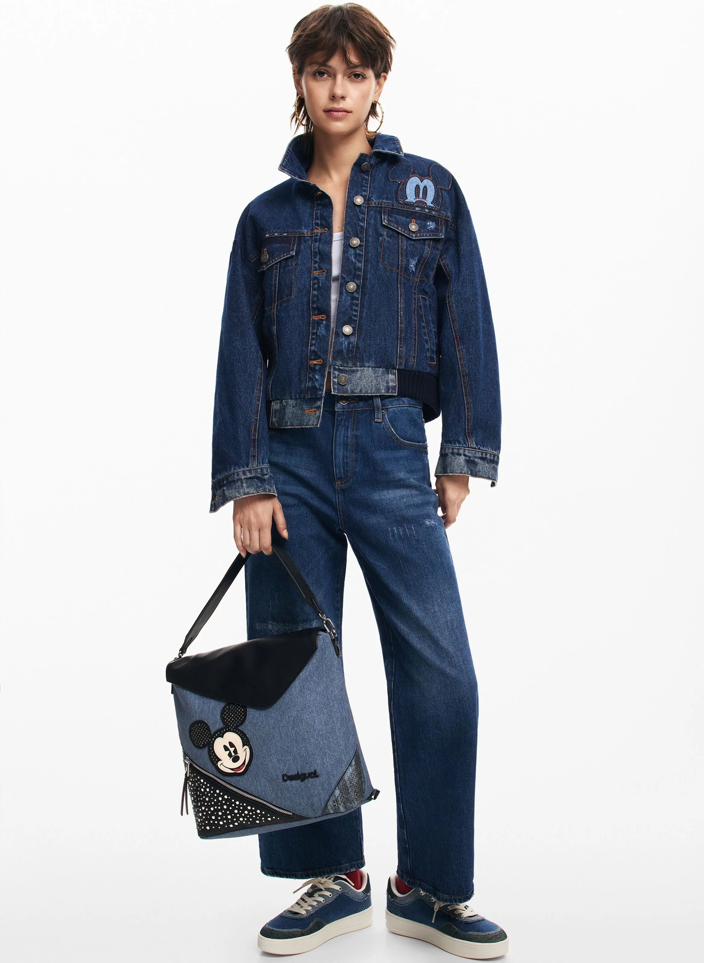 Chaqueta de mezclilla de algodón con cuello clásico. en azul