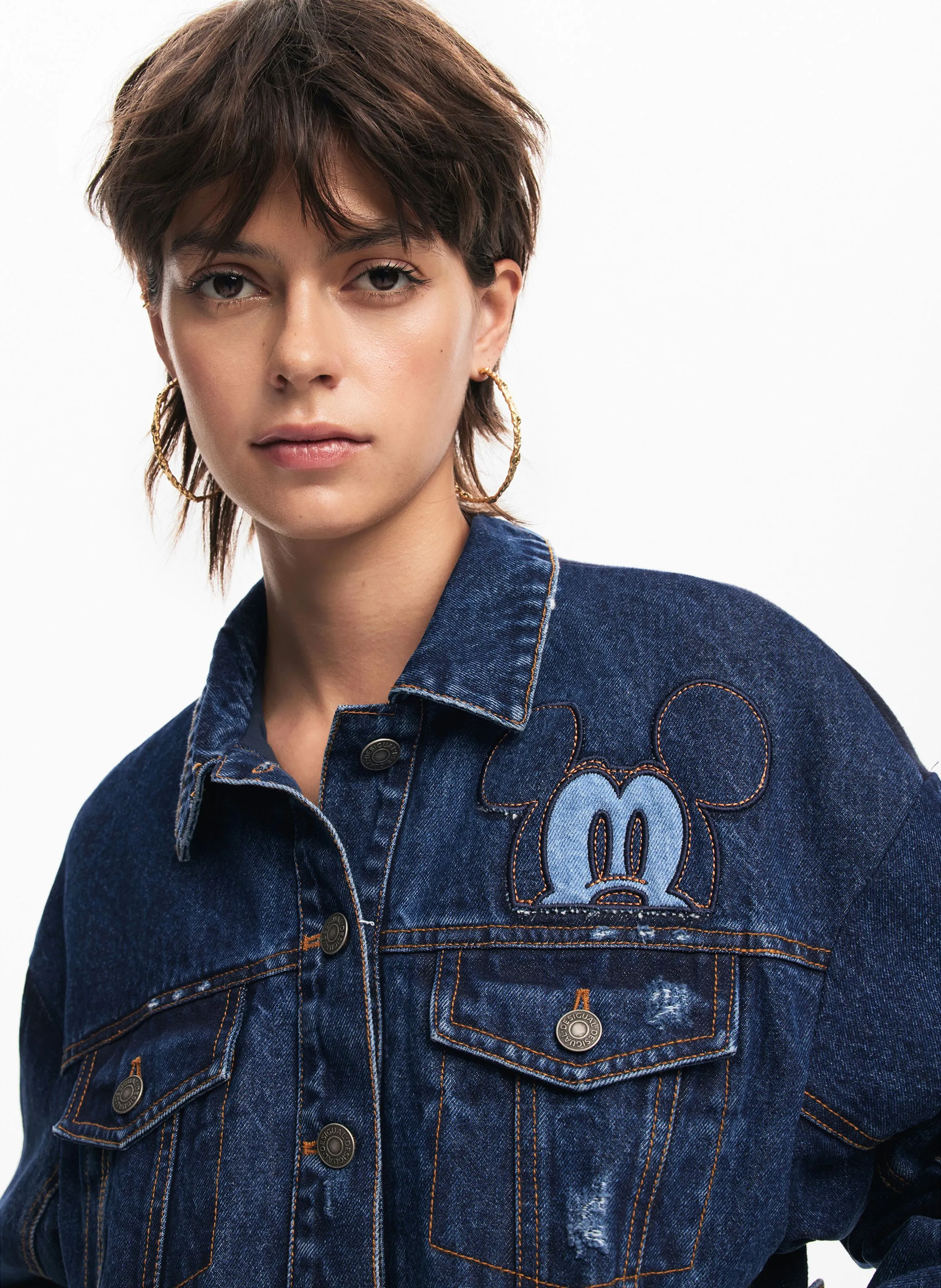 Chaqueta de mezclilla de algodón con cuello clásico. en azul