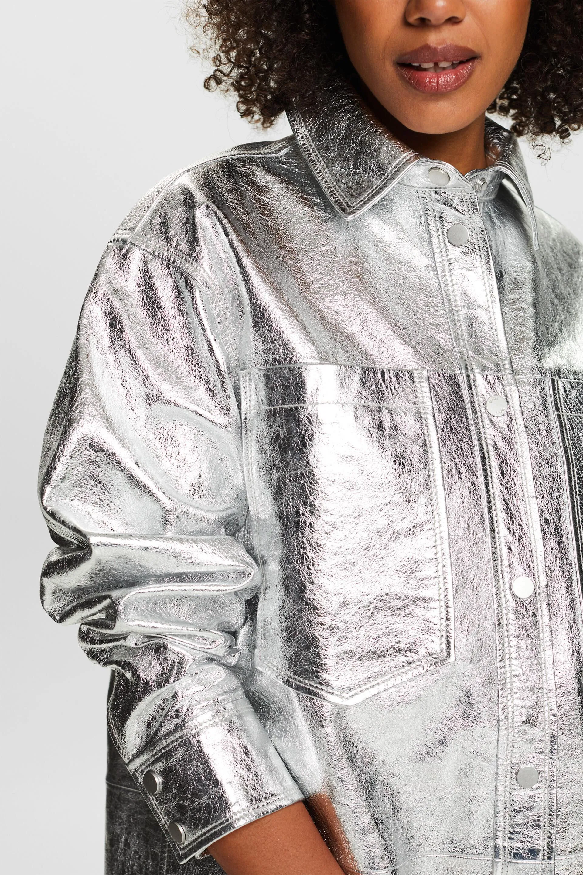 Chaqueta revestida de cuero metalizado