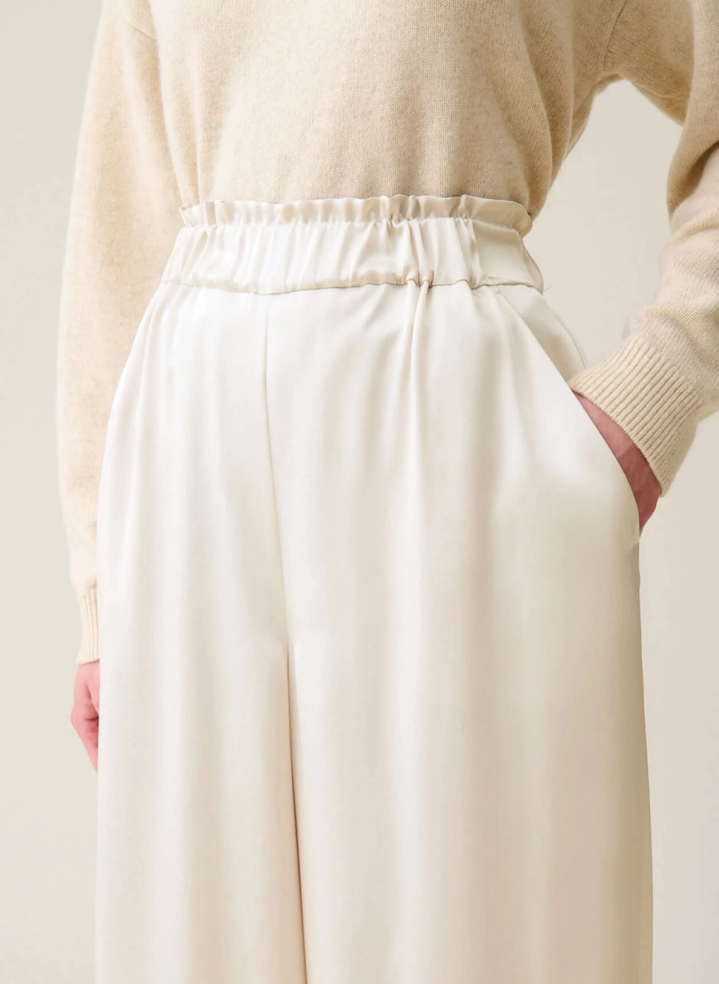 CLAUDIE PIERLOT Pantalón ancho de talle alto satinado en beige
