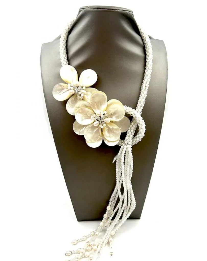COLLAR BLANCO CON FLORES DE NACAR DISEÑO CORBATERO DE BODA