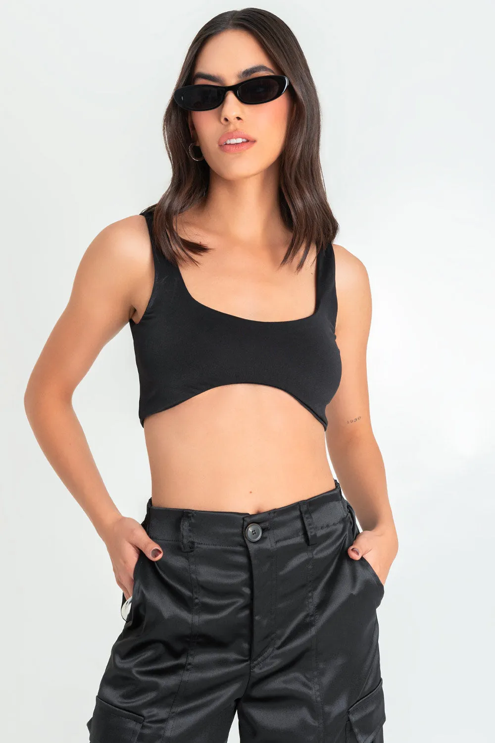 Crop top ajustado de tirantes bajo curveado