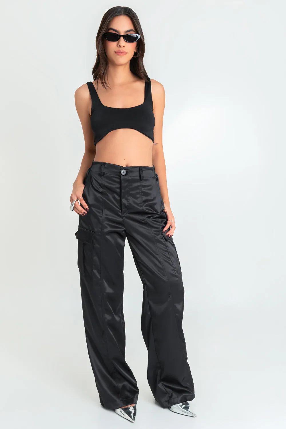 Crop top ajustado de tirantes bajo curveado