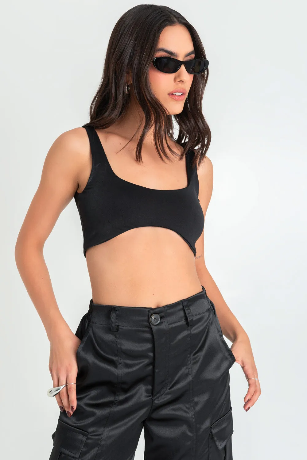 Crop top ajustado de tirantes bajo curveado
