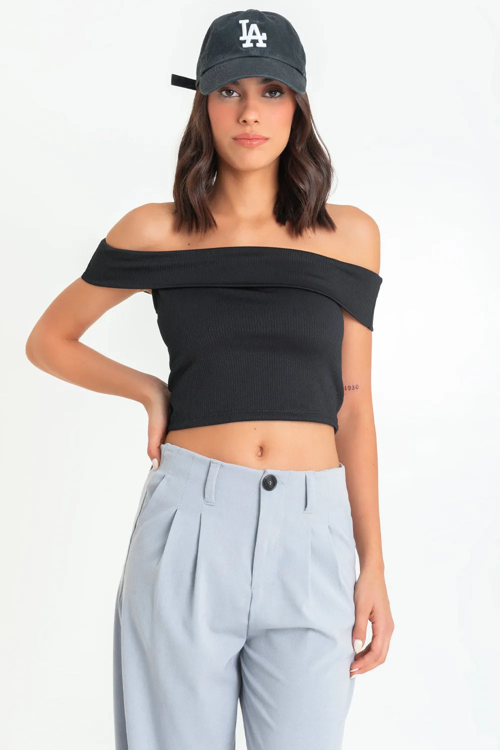 Crop top canalé ajustado de hombros descubiertos