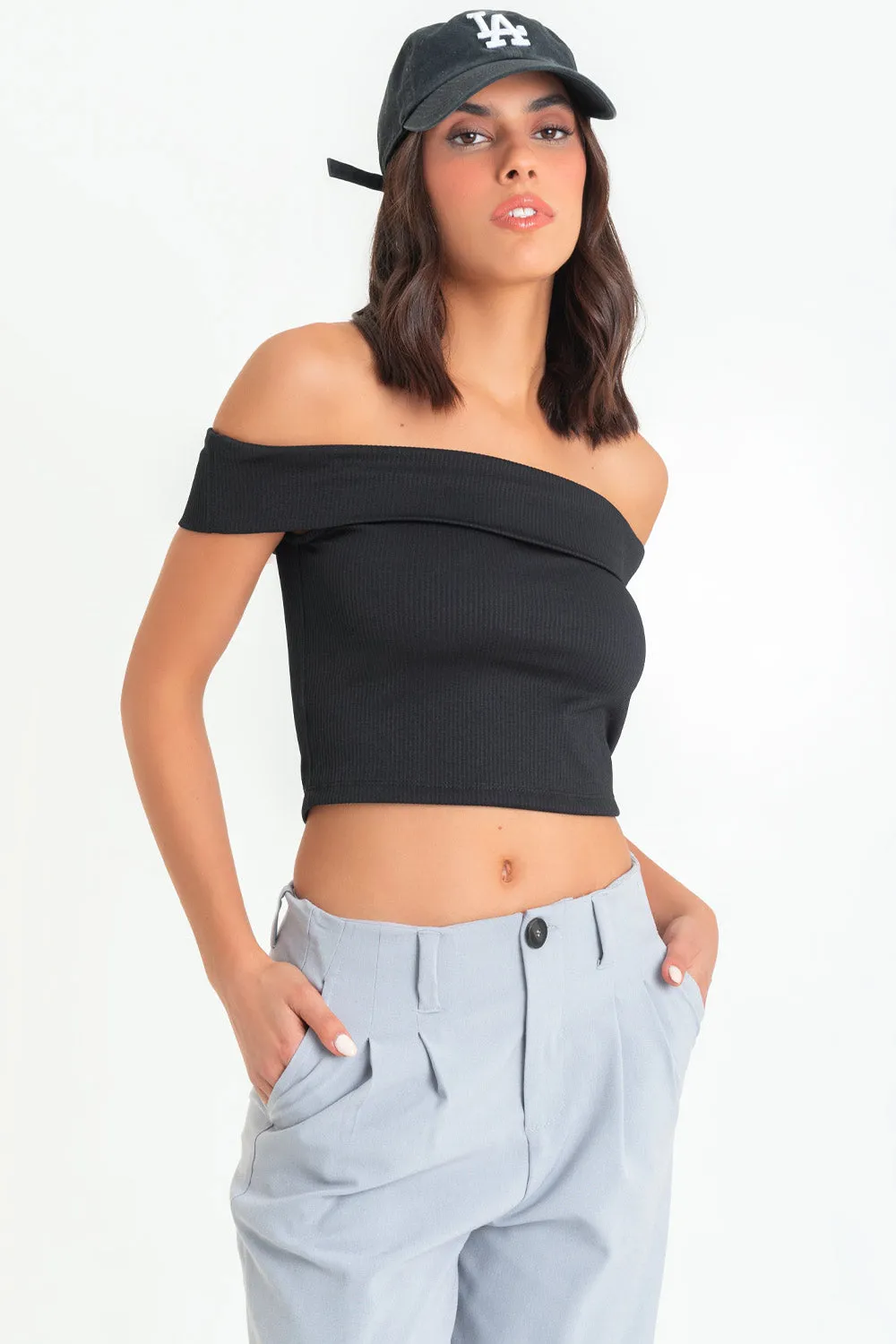 Crop top canalé ajustado de hombros descubiertos
